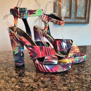 Misguided tropical Heels with Bold Design NWOT 8